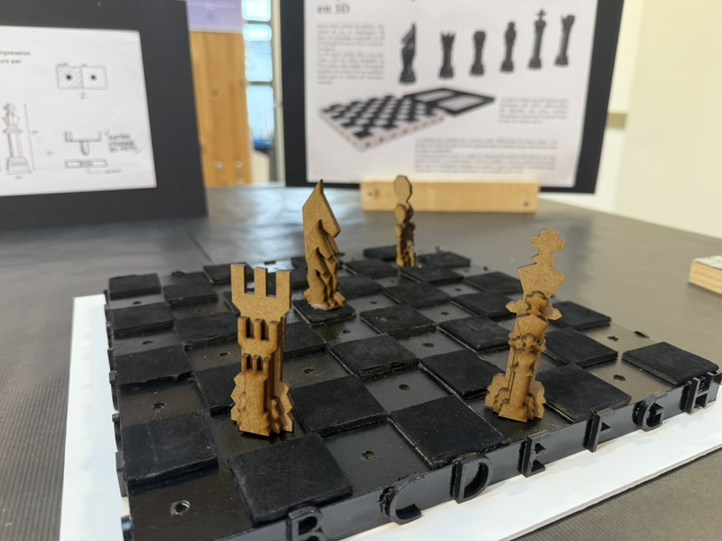 Des silhouettes découpées, des supports et un plateau en relief donnent forme aux recherches.