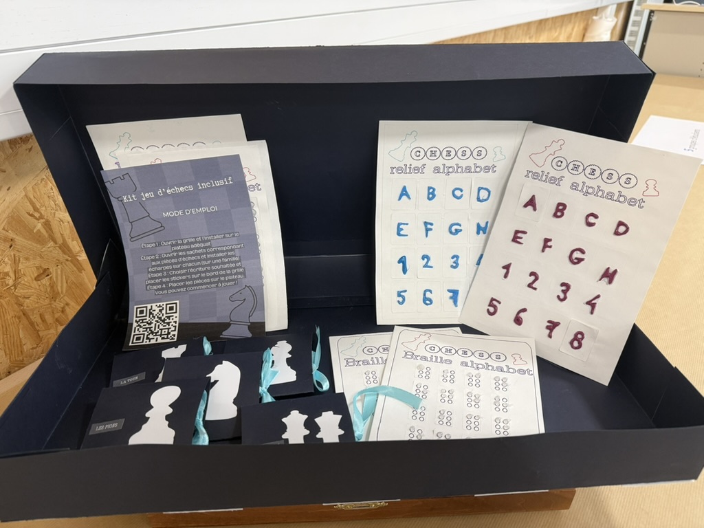 Un kit rassemble lettres, chiffres en relief, supports en braille et éléments de mode d’emploi.