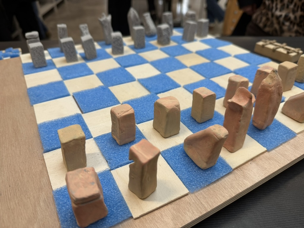 Des pièces modelées et des surfaces contrastées offrent une autre piste de lecture tactile du jeu.