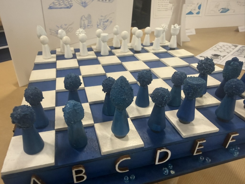 Des pièces lisses ou rugueuses, du bleu et du blanc, des cases de hauteurs différentes et des coordonnées en relief.