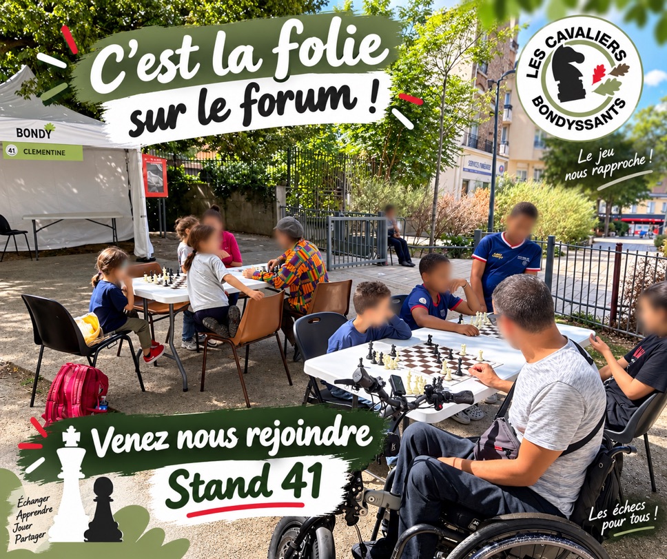 Au forum des associations de Bondy, enfants et adultes jouent aux échecs au stand 41 des Cavaliers Bondyssants.